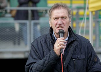 Lex Schoenmaker ziet met lede ogen aan hoe ADO Den Haag een doodstrijd voert