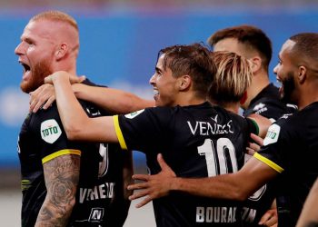 Chaos bij ADO op en naast het veld