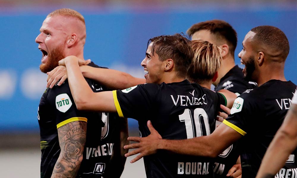 Chaos bij ADO op en naast het veld