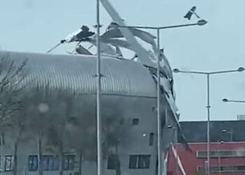 Video: Deel dak van ADO-stadion laat los door storm