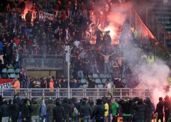Supportersvereniging Haagsche Bluf geeft fust bier en bittergarnituur aan supporters Excelsior