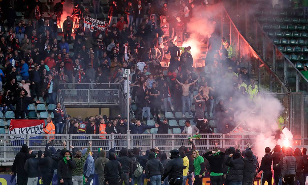 Supportersvereniging Haagsche Bluf geeft fust bier en bittergarnituur aan supporters Excelsior