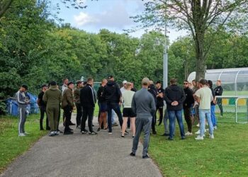 Supporters in gesprek met Dirk Kuijt bij trainingscomplex ADO