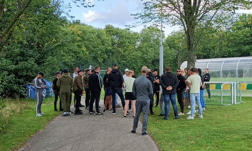 Supporters in gesprek met Dirk Kuijt bij trainingscomplex ADO