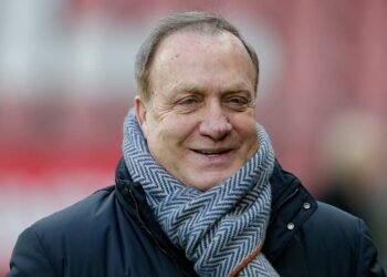 De 75-jarige Dick Advocaat komt voor zijn jeugdliefde terug op zijn voetbalpensioen