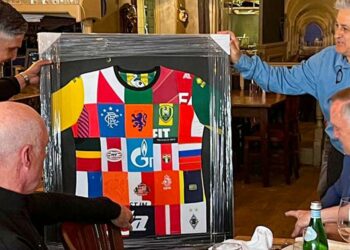 ADO bedankt Dick Advocaat met uniek shirt van al zijn clubs