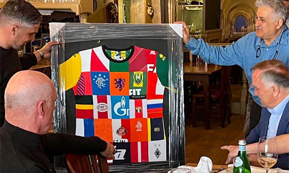 ADO bedankt Dick Advocaat met uniek shirt van al zijn clubs