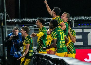 De ervaren aanvallers leken twee kalme vaders op een chaotisch kinderfeestje