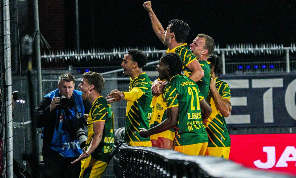 De ervaren aanvallers leken twee kalme vaders op een chaotisch kinderfeestje